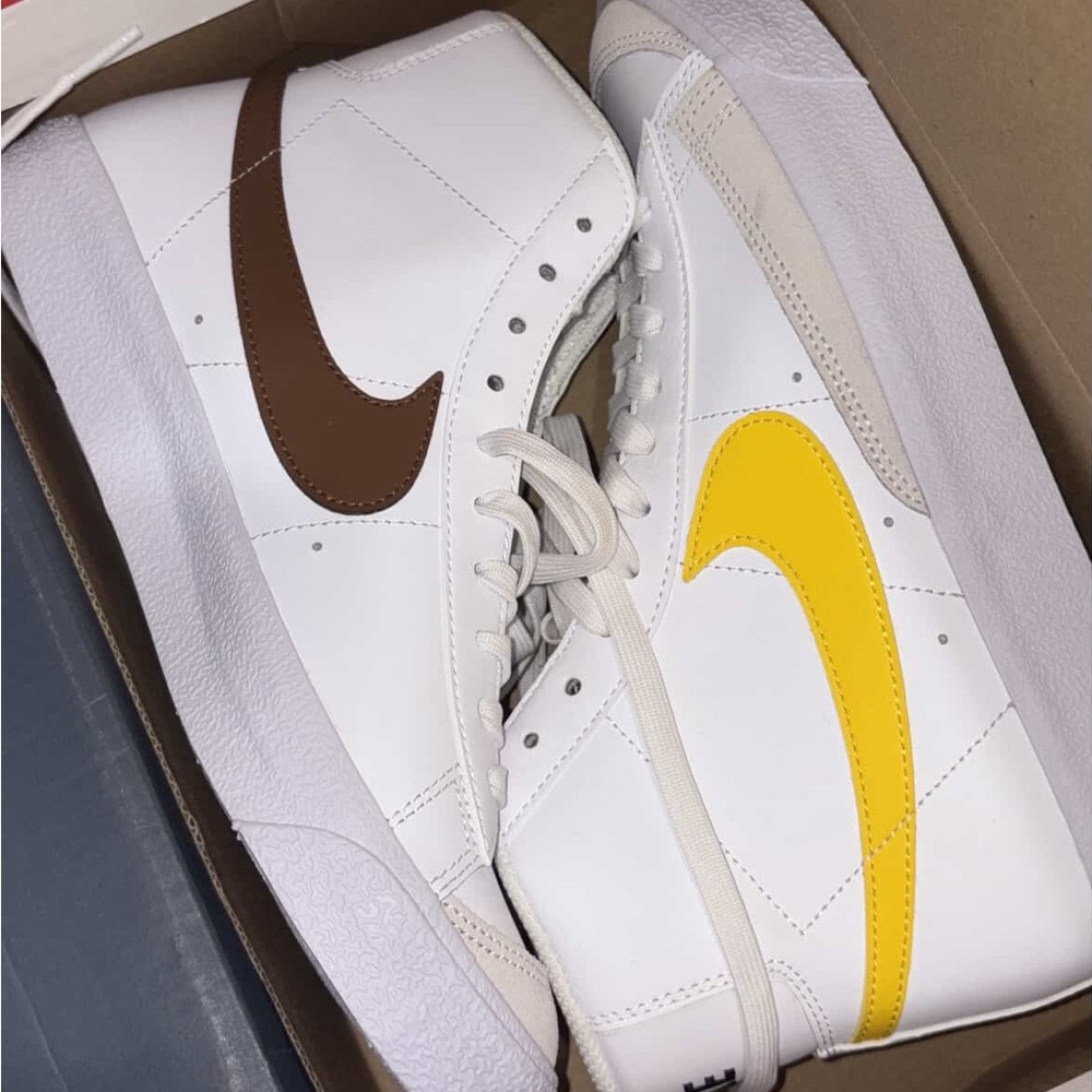 Nike White and Yellow Sneakers Classic Design